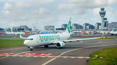 Transavia bezuinigt om dure kerosine, sluit banenverlies niet uit