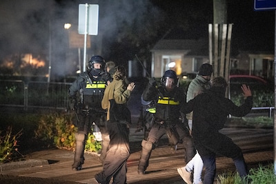 Voetbaljeugd, ‘beroepsdemonstranten’ en vrouwen in lange rokken: dit zit achter de azc-rellen in de Betuwse kerkdorpen