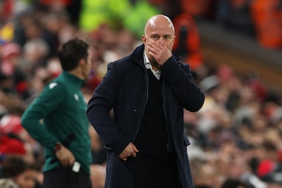 Arne Slot spreekt van ‘heel pijnlijke nederlaag’ op Anfield: ‘Ook de credits aan PSV’