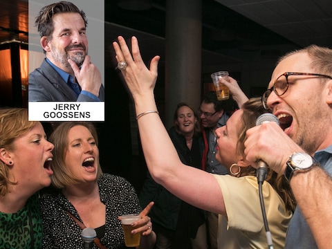 Karaoke bevordert integratie: Jerry’s Britse, Russische en Ghanese buren  zingen unisono over Danny’s autopaleis 