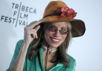 Zangeres Carly Simon (83) legt uit waarom ze uit spotlights verdween: ‘Ik heb ziekte van Parkinson’