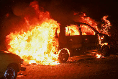 6 politieagenten en hulpverleners gewond in Utrecht door extreem geweld van groepen jongeren tijdens