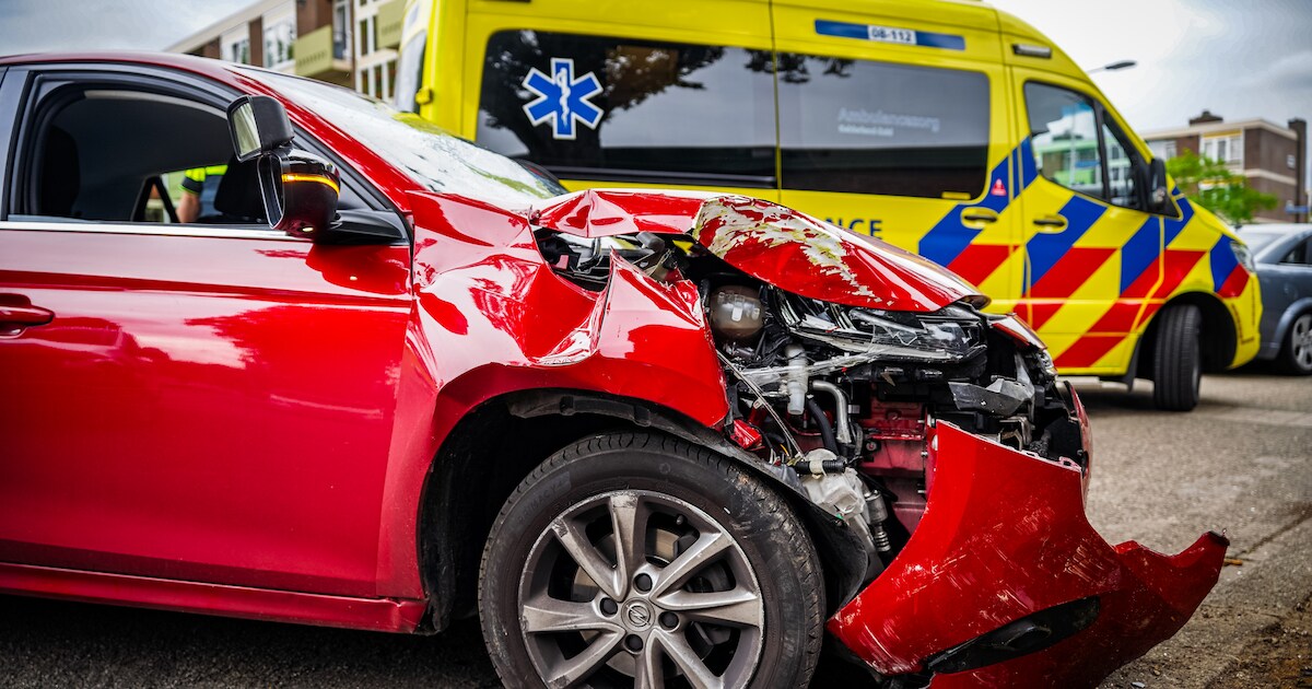 Leerling schrikt tijdens rijles in Nijmegen en botst tegen boom | 112 ...
