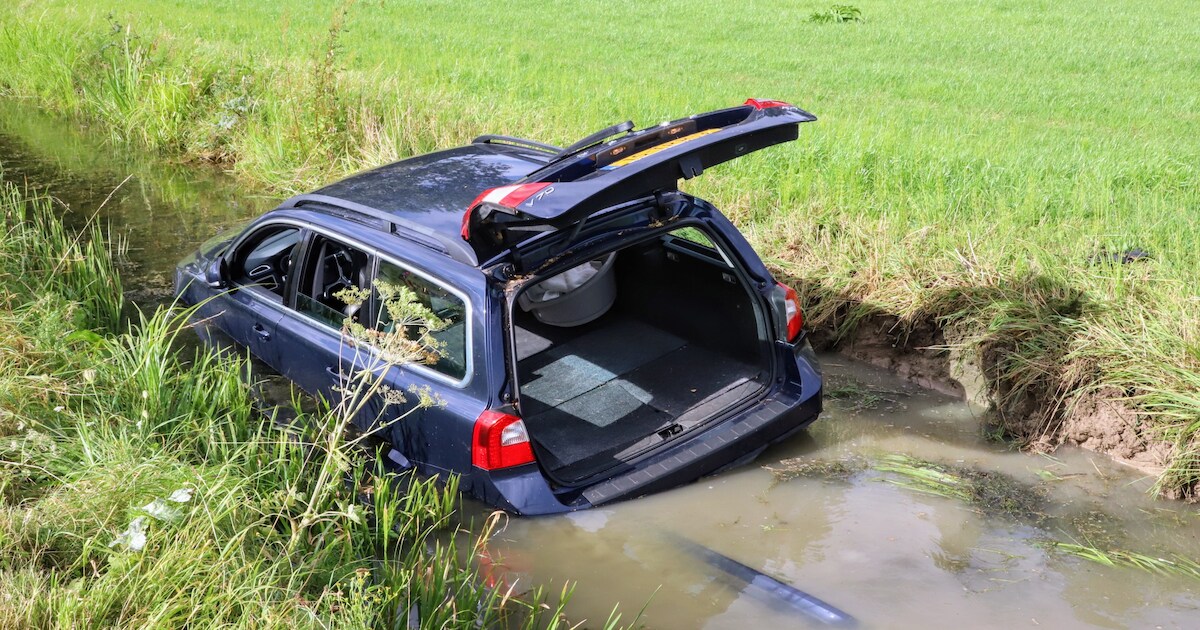 Echtpaar belandt met auto in de sloot naast de A2, andere automobilisten komen direct in actie