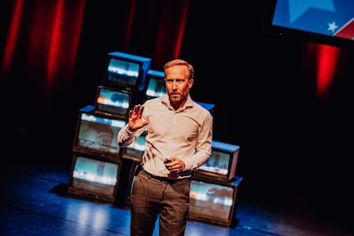 De schouwburg als klaslokaal: waarom we massaal naar theatercolleges van BN’ers gaan