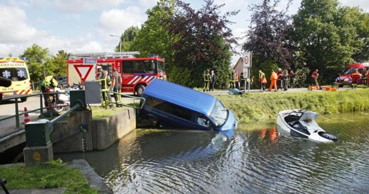Vrouw in kritieke toestand na ongeval tussen twee busjes bij Beesd