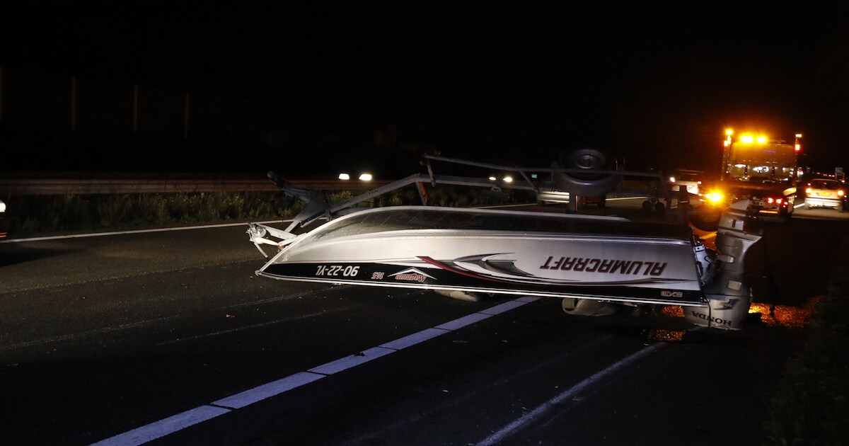 Aanhanger met boot belandt op de kop op A73 na botsing
