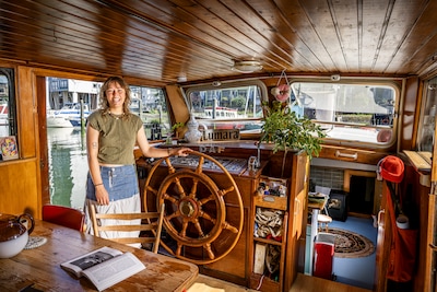 Maaike kocht spontaan een vrachtschip van 72.000 euro, nu is het haar droomhuis