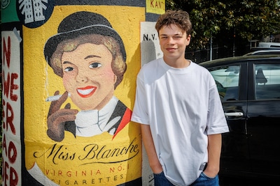 Peer (16) wekt voor zijn profielwerkstuk oude reclamezuil tot leven met muurschildering