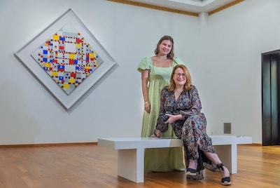 Anne maakt al 20 jaar een foto van haar dochter Becca voor hetzelfde schilderij