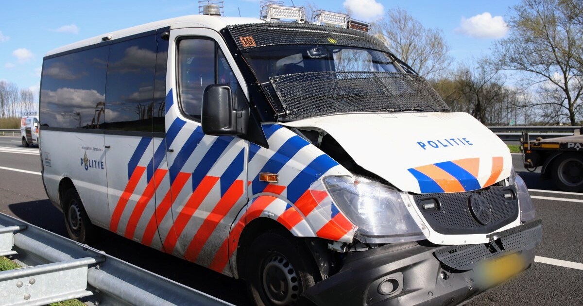 Busjes van de ME beschadigd bij ongeval A15 Wadenoijen