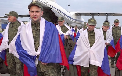 Video’s van hardhandige arrestaties in Rusland gaan viraal: criminelen hebben het op veteranen gemunt