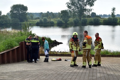 Vrouw uit Maas gered na val bij scheepswerf in Heerewaarden