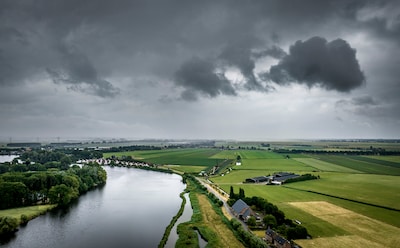 Lente in een flinke dip: onstuimige avond en nacht op komst, met zware windstoten