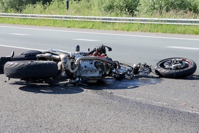 Motorrijder hard ten val op de A2 bij Culemborg