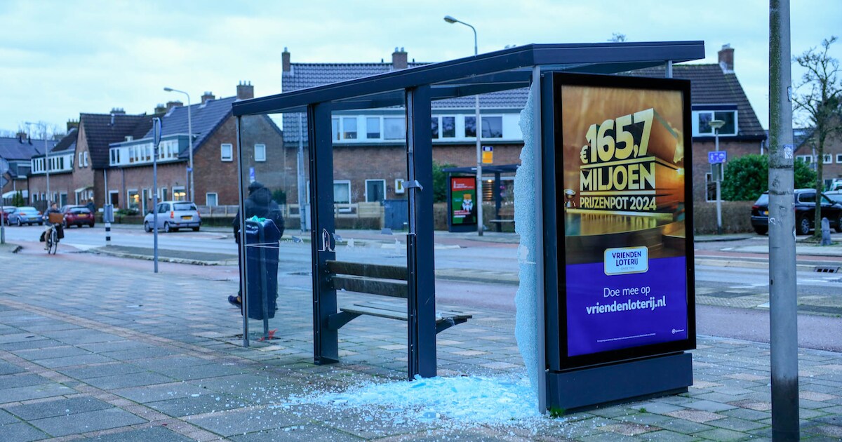 Al vroeg onrustig in het Soesterkwartier: bushokje gesloopt, vuurwerk in kliko’s en ruzie op straat