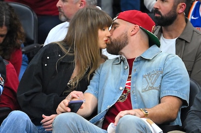 Bekende gasten pakken uit op bruiloft Taylor Swift en Travis Kelce: jurken van Chanel, Valentino en Versace