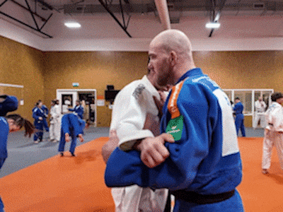Bij de judofamilie Snippe gaan de meubels aan de kant voor een verwurging: ‘Moeder houdt vooral haar