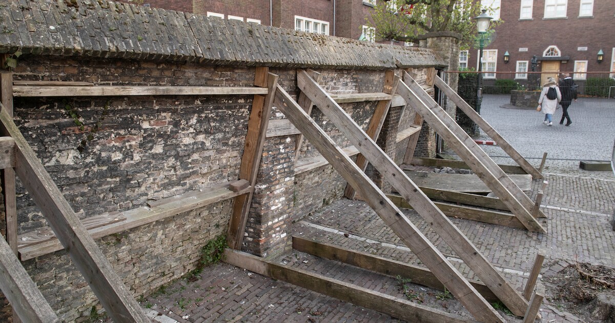 Scheefgezakte historische muur op Stadserf Breda wordt gerestaureerd ...
