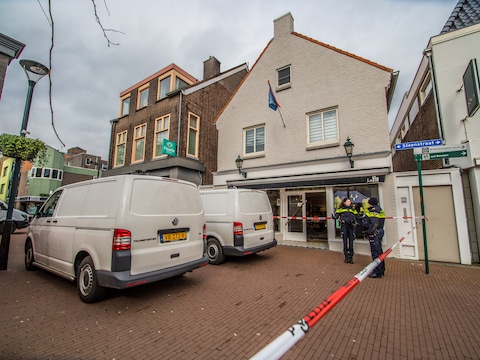 De moord op tonprater Frank Schrijen aan de Steenstraat in Boxmeer: de politie doet onderzoek in de woning.