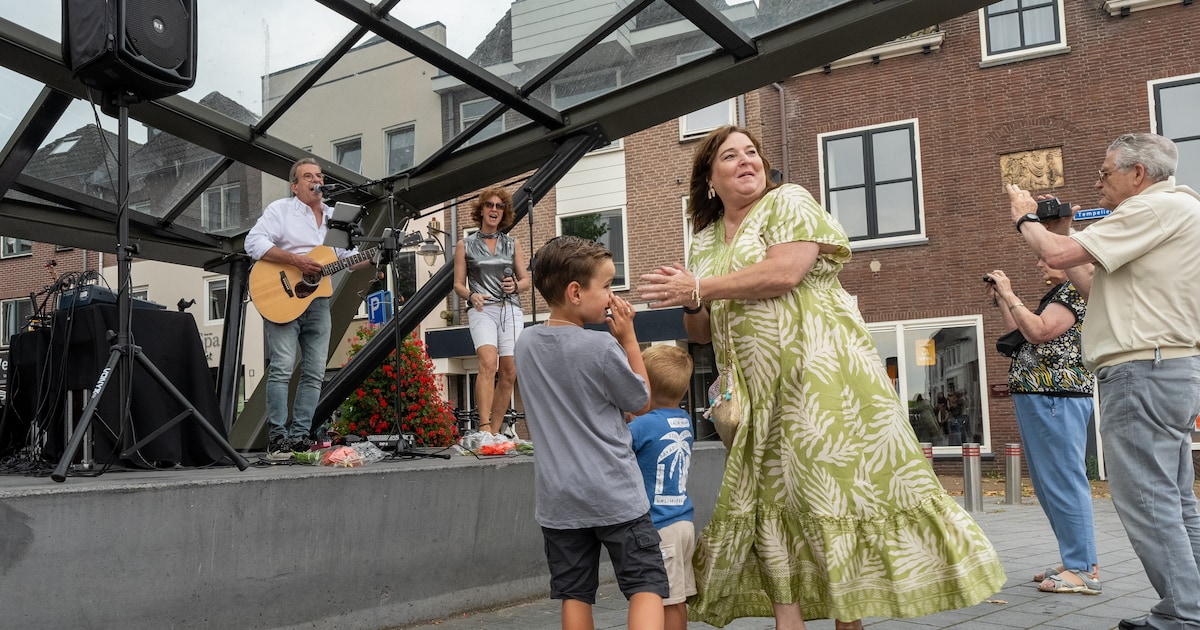 Gelegenheidsorkest speelt op muziekpodium