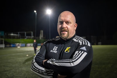 Wesley (39) is nog niet zo bekend als trainer en was zelf geen topvoetballer, dus maakt hij nu veel vlieguren