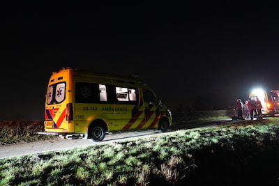 Automobilist overleden na ernstig ongeluk: auto raakt van de weg en crasht in sloot
