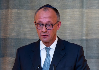 Trillende stem, tranen in de ogen: Duitse bondskanselier Merz schiet vol bij heropening synagoge