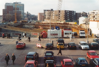 Weet je nog? Auto’s op de Oude Markt en een ‘stinkende’ Klanderij: zo veranderde Enschede van zielig