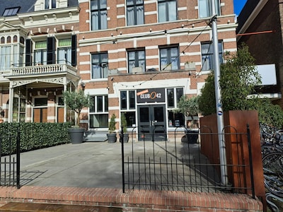 Nieuw leven in failliete jeu de boulesbar in Nijmegen: naar de bar gaan en een potje modern sjoelen 