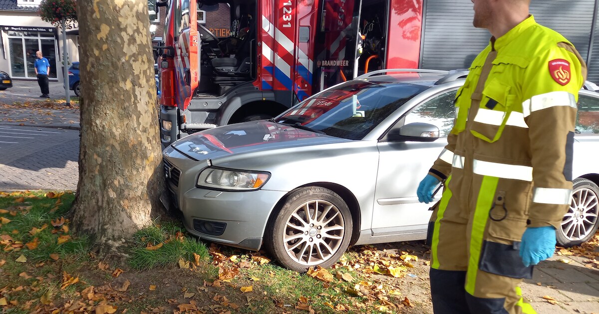 Man wordt onwel in zijn auto in Millingen aan de Rijn, omstanders en ...