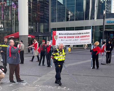 Mannen in donker pak met rode cape en doedelzak: antiabortusbeweging laat steeds vaker van zich horen