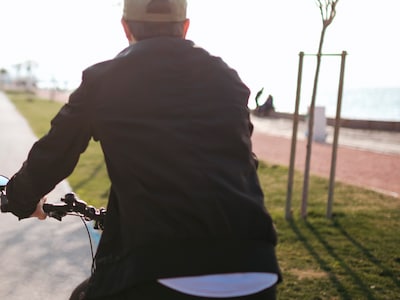 Een jongeman met petje op fietst voorbij. Na 20 meter keert hij terug en ik hoor een vrolijke stem