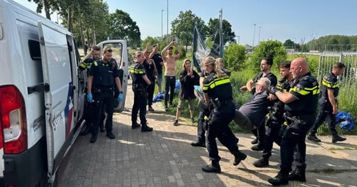 Actievoerders blokkeren toegang bouwterrein noodopvang in IJsselstein