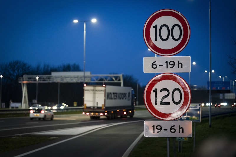 Het valt te beredeneren dat langzamer rijden veiliger is. Maar wetenschappelijk aantonen dat de teruggang van 130 naar 100 de Nederlandse snelwegen daadwerkelijk veiliger heeft gemaakt, blijkt uiterst ingewikkeld.