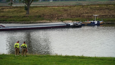 Schippers schieten elkaar te hulp als vrachtschip op de Maas dreigt te zinken: ‘Het is een soort fam