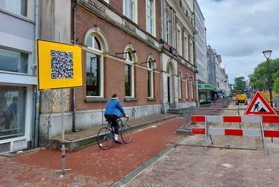 Bij het Gele Rijders Plein in Arnhem staat een verkeersbord met enkel een QR-code