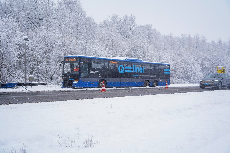 Lijnbus raakt door gladheid van de weg bij Gieten, geen bussen in ...