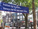 Een spandoek op het ‘Faberplein’ in hartje Nijmegen, een actie van horeca-ondernemers in stad en regio.