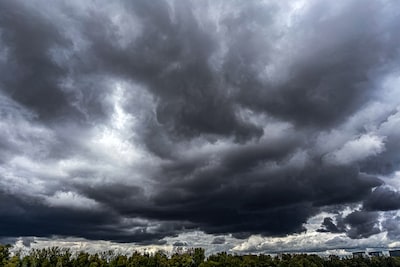 Hagelstenen van 2 centimeter, onweer en windstoten tot 70 kilometer per uur: het wordt flink onstuimig