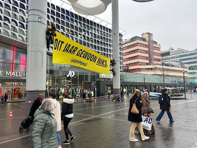 Actievoerders beklimmen metershoge pilaren van Bollendak bij Utrecht Centraal: ‘Zeg nee tegen Black 
