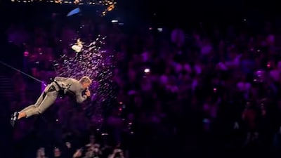 KIJK | Publiek trakteert ‘vliegende’ Mart Hoogkamer op bierdouche