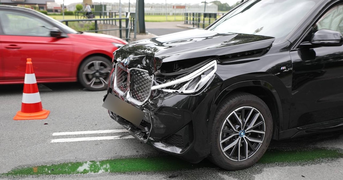 Auto’s zwaar gehavend na botsing op Kanaal Zuid in Loenen