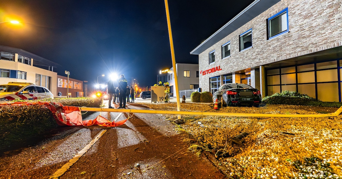 BMW vliegt uit de bocht op bedrijventerrein in Andelst: mist maar net bedrijfspand