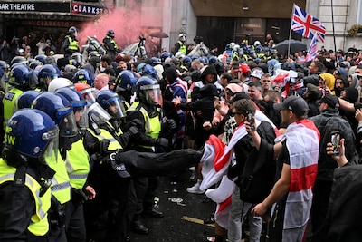 Demonstranten slaags met politie bij massaprotest tegen immigratie in Londen: zeker 25 arrestaties