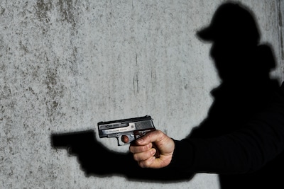 Plots staan er drie mannen met een wapen naast het bed van Willem (79)