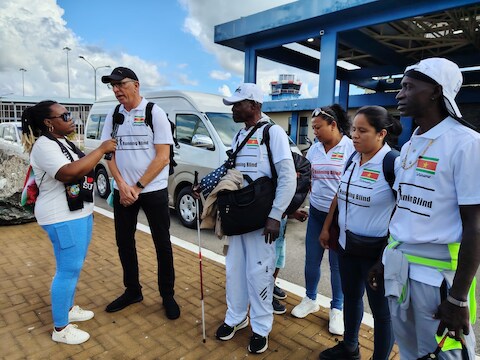 Blinde Surinaamse lopers als helden ontvangen na Zevenheuvelenloop, ook al eindigden ze achteraan