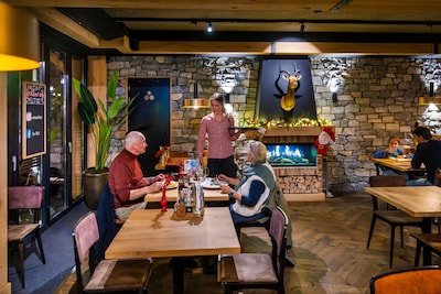 Gigantische schnitzels en Duitse schlagers: dit cijfer krijgt restaurant Bei Mutti