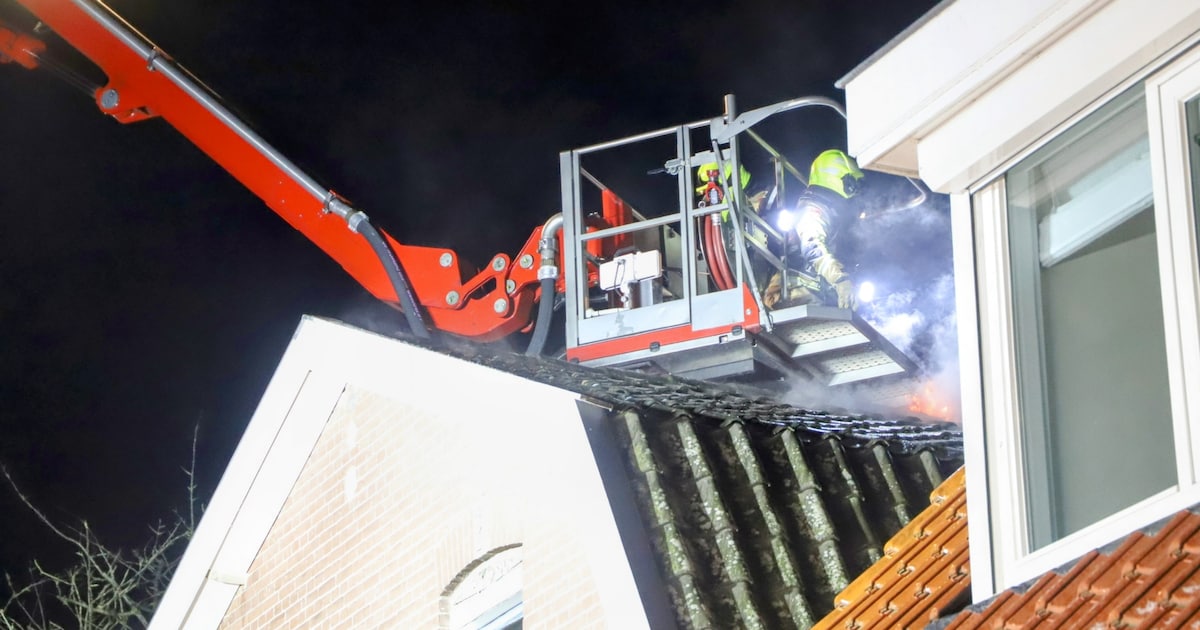 Brand in dak van woning aan de Wilhelminastraat in Beesd