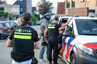 Speciale eenheid valt in alle vroegte Tielse woning binnen, man aangehouden